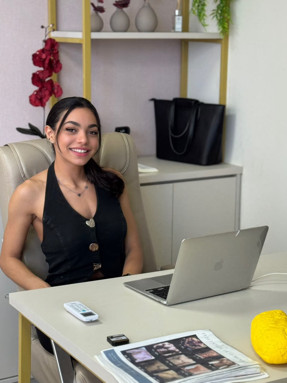 Sabrina Durães em sua mesa de atendimento no consultório
