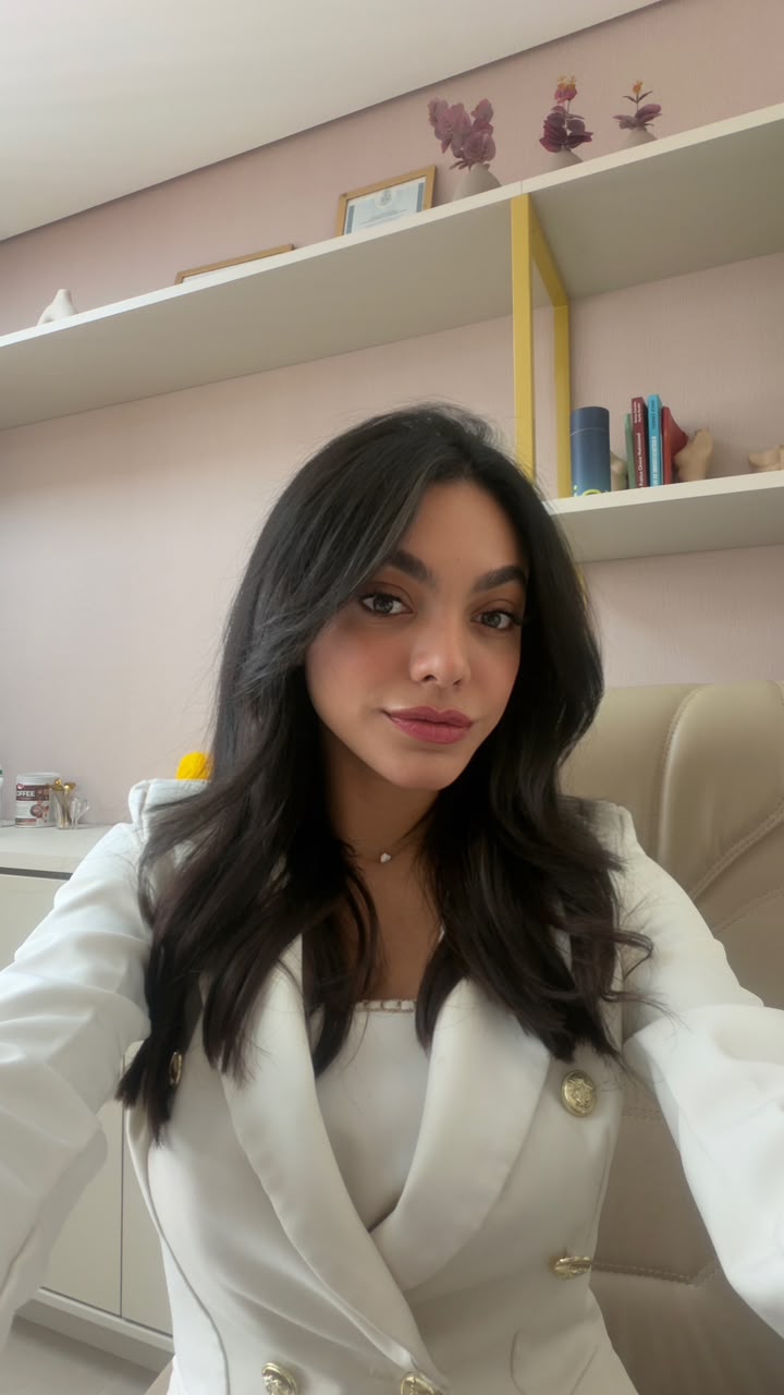 Retrato da nutricionista Sabrina Durães em seu consultório